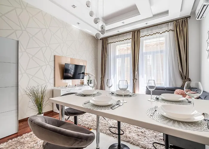 Apartment Luxury With Free Garage And Balcony In The Center