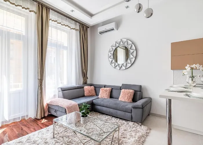 Apartment Luxury With Free Garage And Balcony In The Center