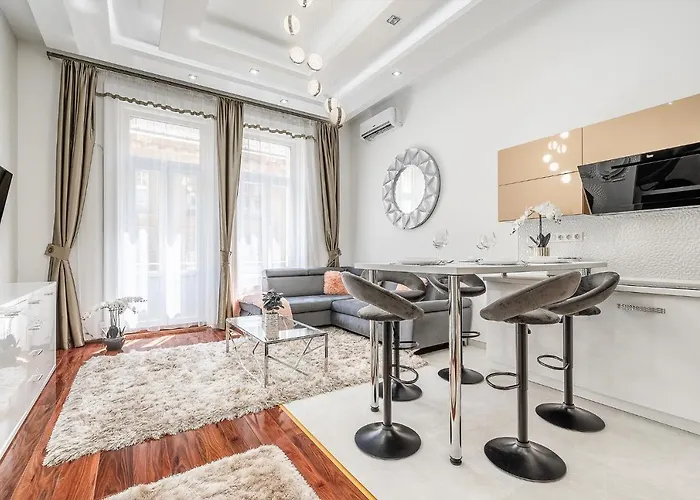 Apartment Luxury With Free Garage And Balcony In The Center Budapest