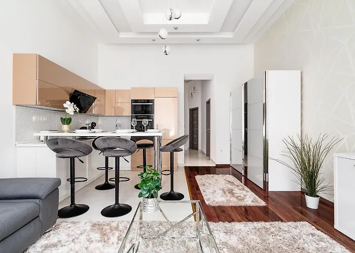 Luxury With Free Garage And Balcony In The Center Budapest