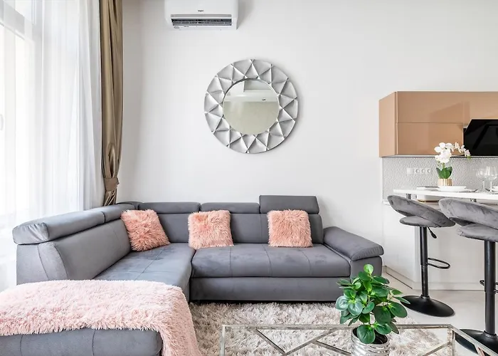 Luxury With Free Garage And Balcony In The Center Apartment