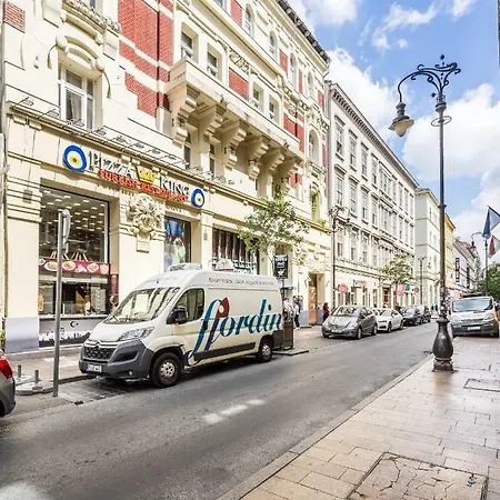 Luxury With Free Garage And Balcony In The Center Budapest
