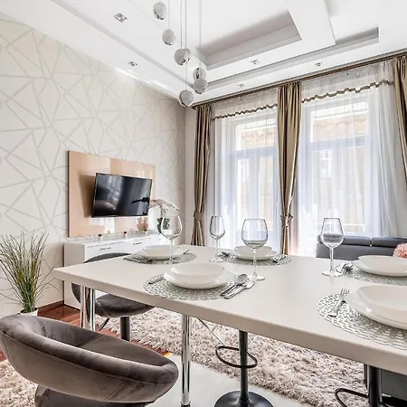 アパート Luxury With Free Garage And Balcony In The Center