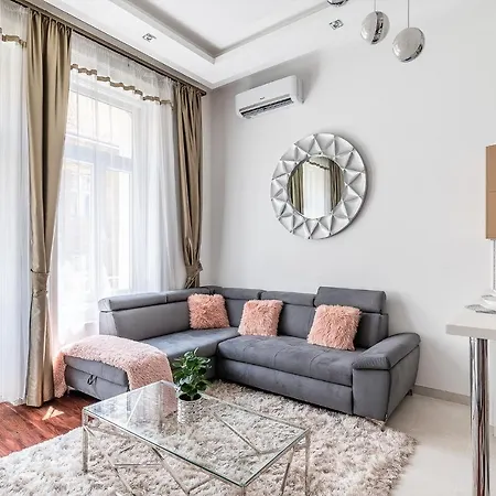 アパート Luxury With Free Garage And Balcony In The Center