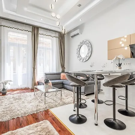 アパート Luxury With Free Garage And Balcony In The Center ブダペスト
