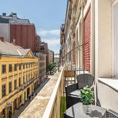 Luxury With Free Garage And Balcony In The Center アパート *