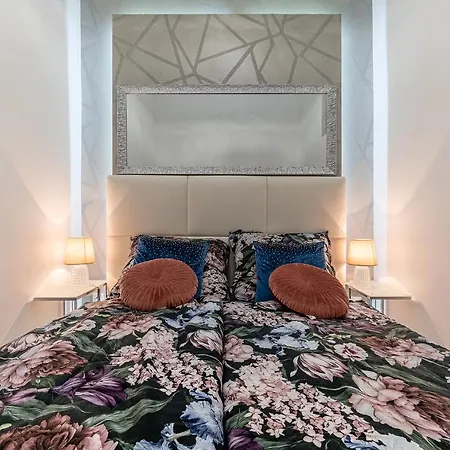 Luxury With Free Garage And Balcony In The Center アパート *