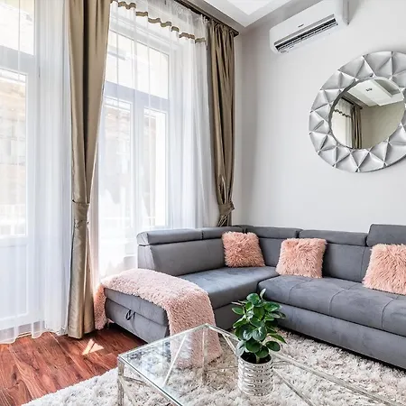 Luxury With Free Garage And Balcony In The Center