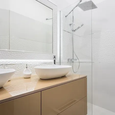 Luxury With Free Garage And Balcony In The Center