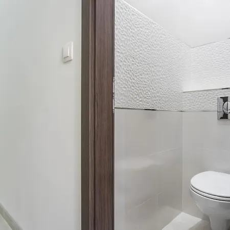 Luxury With Free Garage And Balcony In The Center *