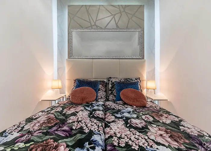 Luxury With Free Garage And Balcony In The Center Appartamento *