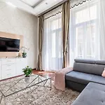 Luxury With Free Garage And Balcony In The Center Апартаменты