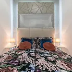 Luxury With Free Garage And Balcony In The Center Апартаменты *