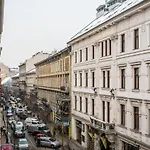 Luxury With Free Garage And Balcony In The Center Апартаменты *