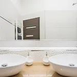 Апартаменты Luxury With Free Garage And Balcony In The Center Будапешт
