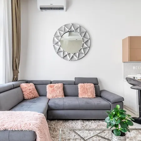 Luxury With Free Garage And Balcony In The Center Διαμέρισμα